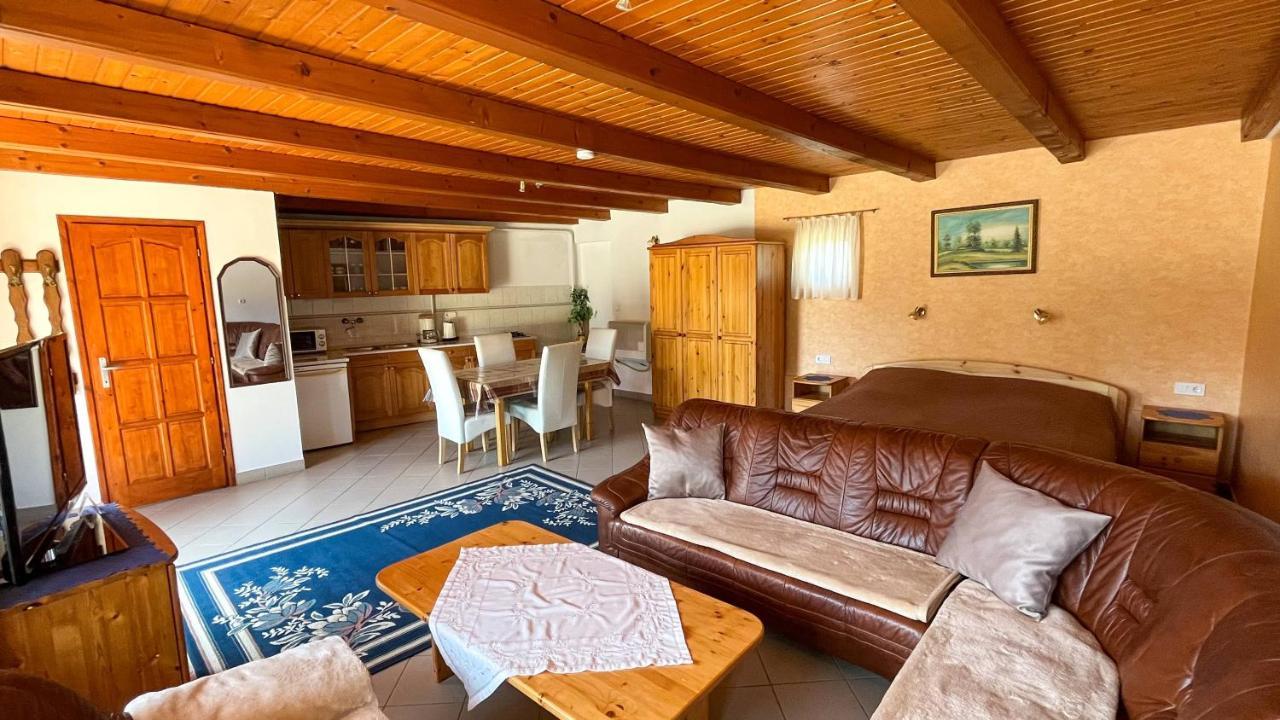 Magyar Apartmanhazak I-Iii. 잘라카로쉬 외부 사진
